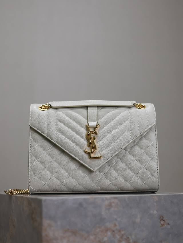 正品级 白色金扣 Envelope_中号信封包 最新款v纹拼菱格的信封包，意大利进口牛皮，耐磨的鱼子酱纹理，非常大气的一款 ，黑色搭配金色五金很经典，百搭款！肩