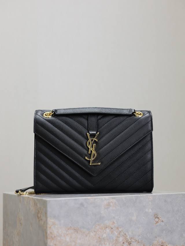 正品级 黑色金扣v纹 Monogram_中号信封包，意大利进口牛皮，耐磨的鱼子酱纹理，非常大气的一款 ，黑色搭配金色五金很经典，百搭款！肩背斜挎都ok！又能装！