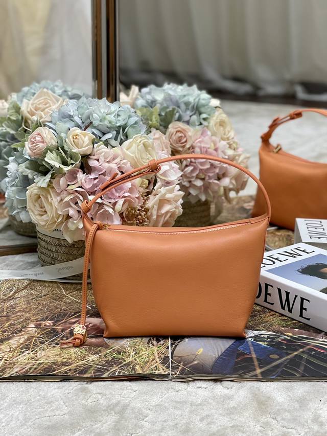 原厂皮 饭盒包 橙色 Lawe Cubi 手袋是一款宽敞的肩包，带有牛皮革底座和柔软的包身。 这个更小尺寸的版本采用纳帕牛皮革制成，包括了拉链头上的心形骰子。