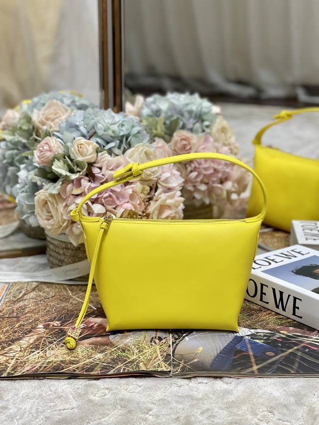 原厂皮 饭盒包 黄色 Lawe Cubi 手袋是一款宽敞的肩包，带有牛皮革底座和柔软的包身。 这个更小尺寸的版本采用纳帕牛皮革制成，包括了拉链头上的心形骰子。