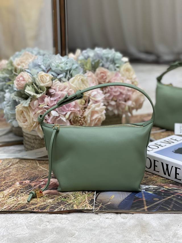 原厂皮 饭盒包 牛油果绿 Lawe Cubi 手袋是一款宽敞的肩包，带有牛皮革底座和柔软的包身。 这个更小尺寸的版本采用纳帕牛皮革制成，包括了拉链头上的心形骰子