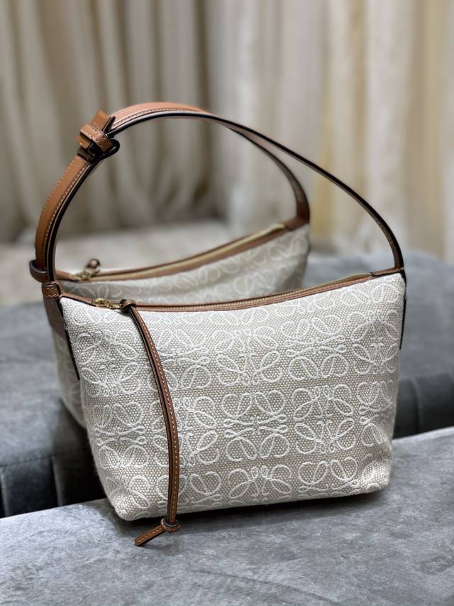 原厂皮 Loewe小号便当包～ Cubi饭盒包这一季的快乐是cubi给的！ L0Ewe 最新抢手腋下包 Cubi绣花设计自带高级感 随便搭件素色白t都能产生奇妙