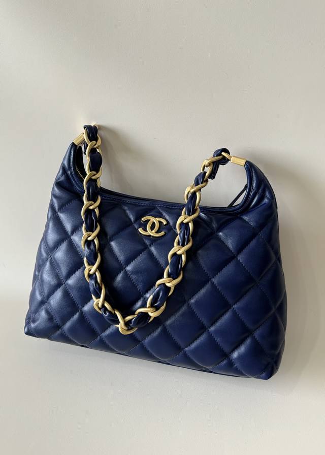 品牌:Chanel型号:As4923 简介:原单质量，经典之作，华丽与气质的前沿，是你意想不到的尊贵。皮种:原单进口羊皮，里配原版布。五金:原版五金配制尺寸:3