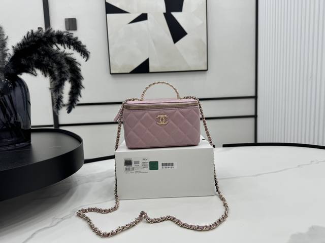 A96085 Chanel 24A 手工坊 手提款化妆包 太重工啦～水钻手提浮雕工艺logo 太优雅了 很温柔瞬间被迷倒 细节处理上很完美 尺寸：17Cm