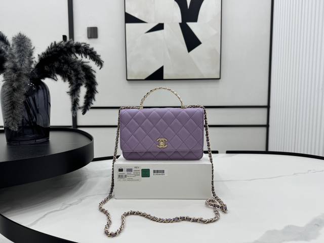 A96083 Chanel 24A 手工坊 手提款woc 这只woc太重工啦～水钻手提浮雕工艺logo 太优雅了 很温柔瞬间被迷倒 细节处理上很完美 尺寸：19