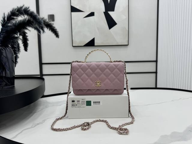 A96083 Chanel 24A 手工坊 手提款woc 这只woc太重工啦～水钻手提浮雕工艺logo 太优雅了 很温柔瞬间被迷倒 细节处理上很完美 尺寸：19