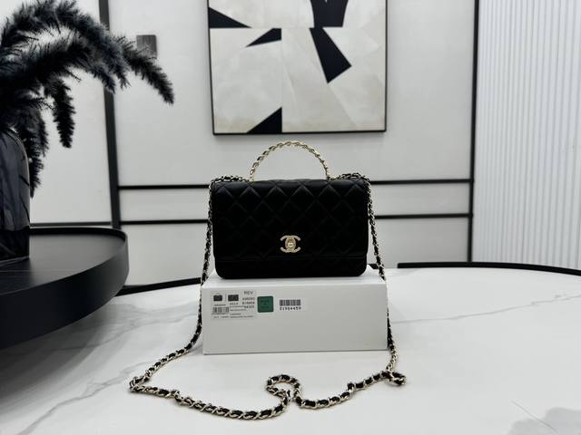 A96083 Chanel 24A 手工坊 手提款woc 这只woc太重工啦～水钻手提浮雕工艺logo 太优雅了 很温柔瞬间被迷倒 细节处理上很完美 尺寸：19