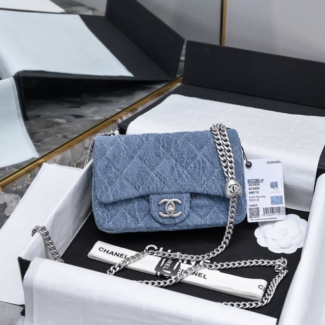 23P新款山茶花牛仔布爱心链条包,这次新一季上新爱心款,火速来 Get 哑光磨砂质感的爱心球少女心一爆棚,链条也是同质感的素链,耐用程度又满分。如果说金球是经典 23P新款山茶花牛仔布爱心链条包,这次新一季上新爱心款,火速来 Get 哑光磨砂质感的爱心球少女心一爆棚,链条也是同质感的素链,耐用程度又满分。如果说金球是经典