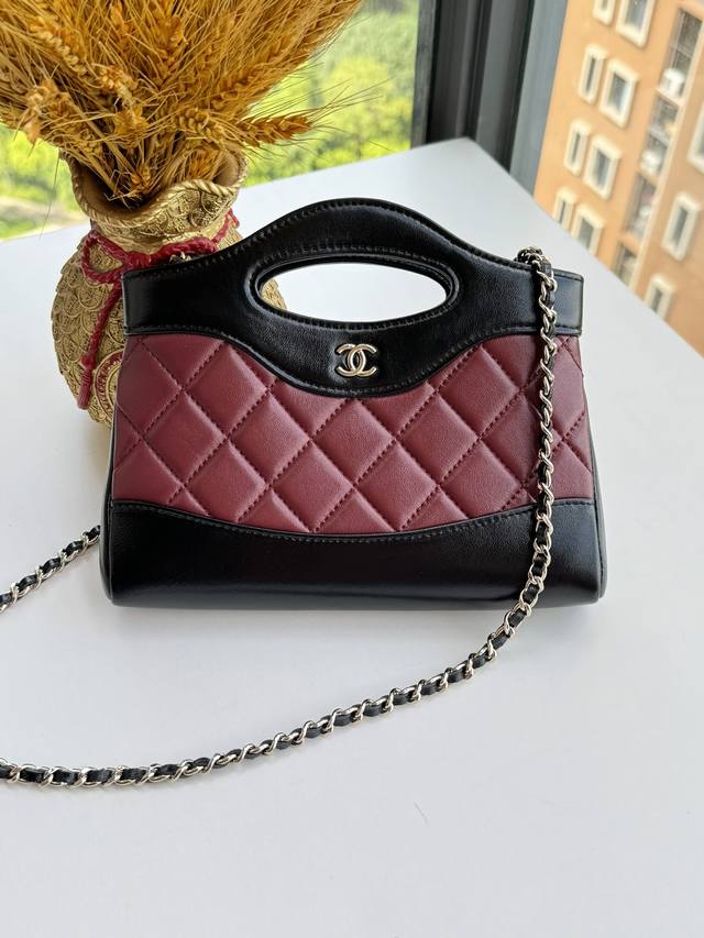 Chanel 香奈儿 24S最新 31迷你购物包,油腊小羊皮与金色金, 型号ap3676 B12958 N 1,尺寸17.5X20.5X3.5Cm Chanel 香奈儿 24S最新 31迷你购物包,油腊小羊皮与金色金, 型号ap3676 B12958 N 1,尺寸17.5X20.5X3.5Cm