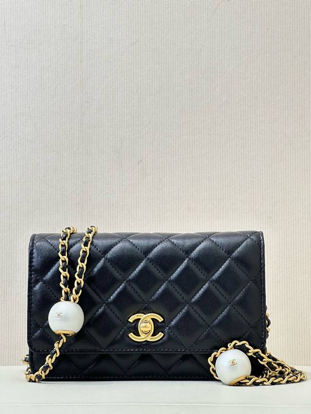 3964 正面小双c Logo 采用的做旧工艺电镀真金效果，整个包身五金都是这种做旧工艺，而且电镀的厚金，整体五金光滑没有任何毛刺气泡等劣质效果。尺寸：19Cm