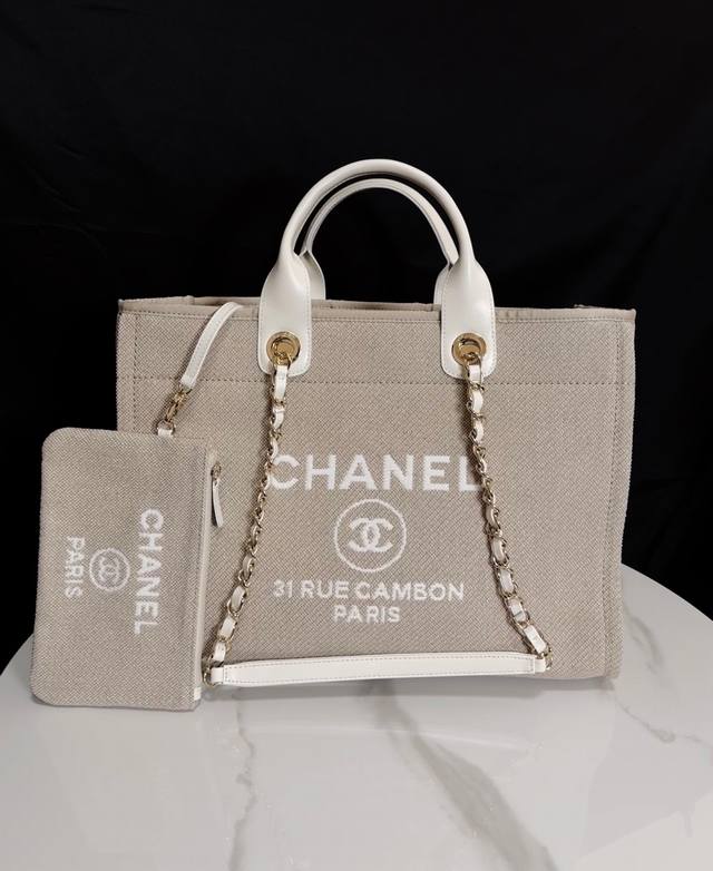66941新款 旅行的时候记得带上她！Chanel购物袋春夏新色来袭！沙滩包购物袋采用帆布材质製成，简约休闲的设计深受欢迎、而且容量够大又轻便时髦 适合日常使用