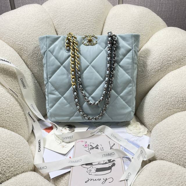 新款现货。颜色 浅蓝金扣 3519 经典之作，华丽与气质的前沿，是你意想不到的尊贵。皮种:原单进口羊皮，里配原版布。五金:原版五金配制尺寸:30Cmx37Cmx