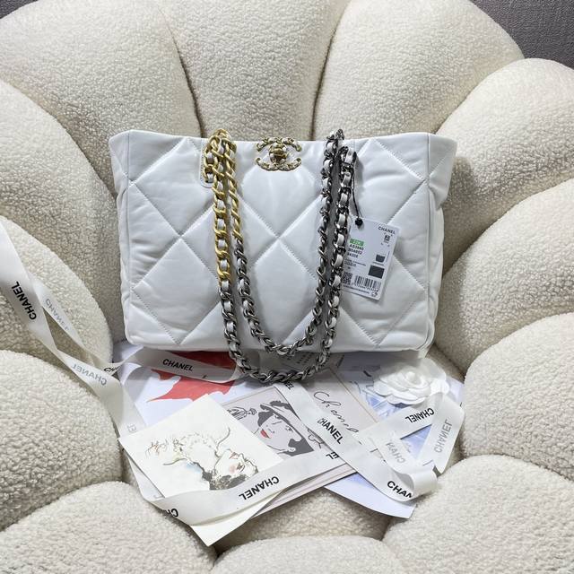 新款现货!!3 经典之作,华丽与气质的前沿,是你意想不到的尊贵。皮种:原单进口羊皮,里配原版布。五金:原版五金配制尺寸:24*41*10 新款现货!!3 经典之作,华丽与气质的前沿,是你意想不到的尊贵。皮种:原单进口羊皮,里配原版布。五金:原版五金配制尺寸:24*41*10