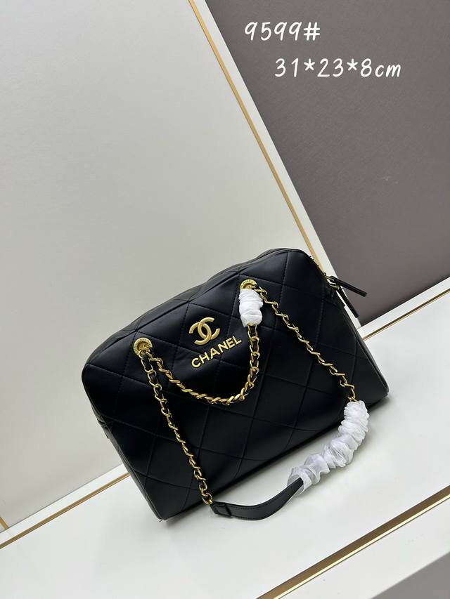 新款小号批 巨巨巨难买的24新款香奈儿包包！！！ 简约即时尚，背上这款黑色包包，秒变甜酷帅女孩～[自拍r][自拍r][自拍r]作为香奈儿的24春夏新款，这款包包