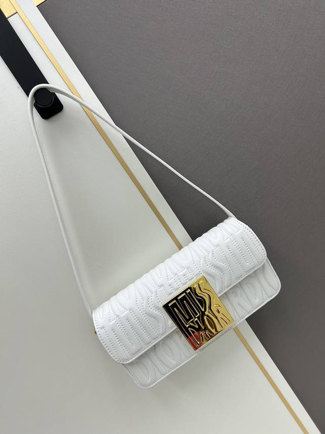 配盒子 Dior复古 采用黑色牛皮革精心制作 别具一格的字母压花 标志 精湛的工艺 宽敞的隔层设计 搭配可拆卸的肩芾可 手提 肩背或手拿是日常出行必备单品 型号 配盒子 Dior复古 采用黑色牛皮革精心制作 别具一格的字母压花 标志 精湛的工艺 宽敞的隔层设计 搭配可拆卸的肩芾可 手提 肩背或手拿是日常出行必备单品 型号