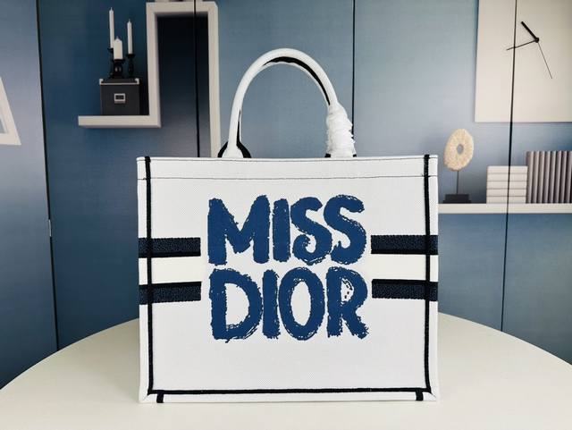 刺绣大号 Di0R Book Tote 多数人消费奢侈品牌首先想到的是买实用型的经典款 但其实像dior这种合作艺术tote应该作为重点收藏复古风满满背上它你就