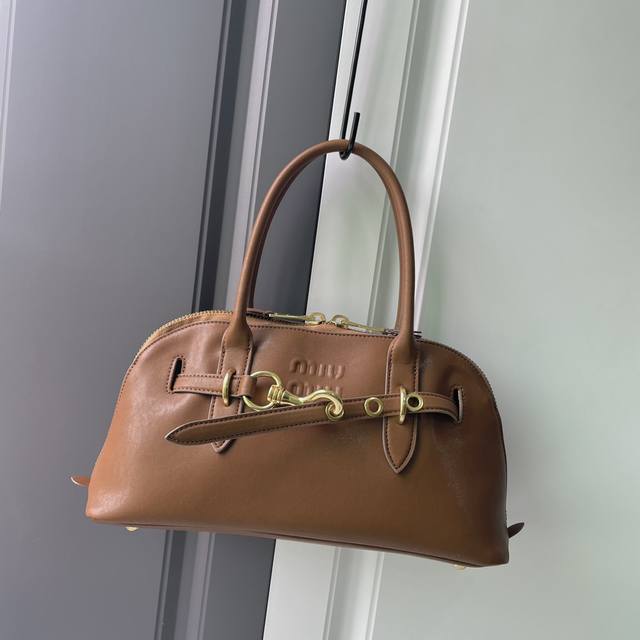 Miumiu 这款 Aventure Naa 皮革手提包的灵感源自 Miu Miu典藏单品,其结构经过调整,变得更加轻便,焕发全新个性,打造具有隽永魅力的经典包 Miumiu 这款 Aventure Naa 皮革手提包的灵感源自 Miu Miu典藏单品,其结构经过调整,变得更加轻便,焕发全新个性,打造具有隽永魅力的经典包