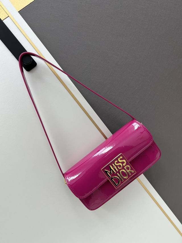 配盒子 Dior复古 采用牛皮革精心制作 别具一格的字母压花 标志 精湛的工艺 宽敞的隔层设计 搭配可拆卸的肩芾可 手提 肩背或手拿是日常出行必备单品 型号:0 配盒子 Dior复古 采用牛皮革精心制作 别具一格的字母压花 标志 精湛的工艺 宽敞的隔层设计 搭配可拆卸的肩芾可 手提 肩背或手拿是日常出行必备单品 型号:0