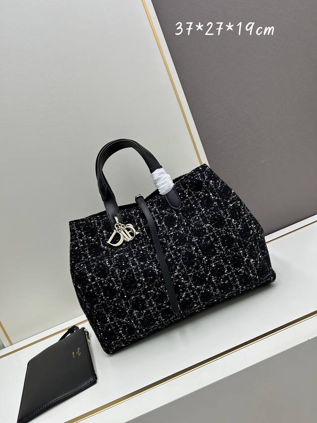 大号批 这款 Dior Toujours 手袋于二零二三春夏系列发布秀精彩亮相,休闲实用的设计别具一格。采用黑色牛皮革精心制作,饰以超大藤格纹缉面线,宽敞的内部 大号批 这款 Dior Toujours 手袋于二零二三春夏系列发布秀精彩亮相,休闲实用的设计别具一格。采用黑色牛皮革精心制作,饰以超大藤格纹缉面线,宽敞的内部