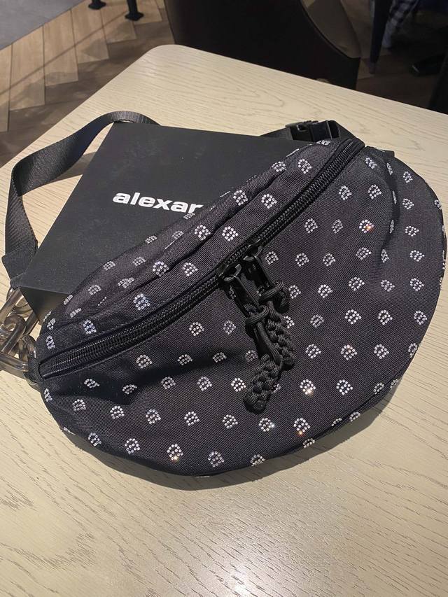 Aw 出货啦情侣款 男女通用 Alexander Wang 这款 “Attica” 单肩包脱胎自实用的大号健身包，却更具街头酷感。单品以结实耐磨的黑色帆布制成，