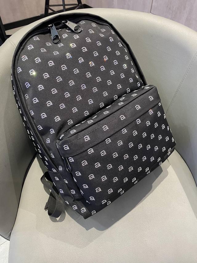 Alexander Wan新款王炸双肩包来袭 20046 低调又几何设计搭配logo 厚制帆布 大王 新款黑色尼龙wangsport 背袋饰有水晶“A”徽标图案