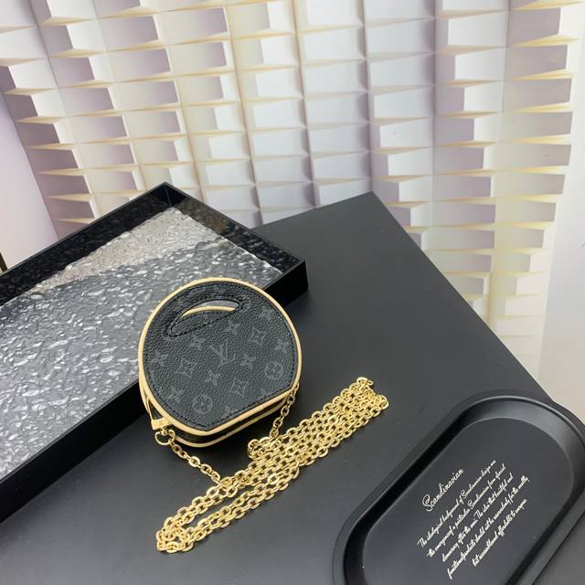 新款更新 本款 Around Me 手袋取材 Monogram 涂层帆布，诠释品牌 Lv Circle 标识的灵感启发。该标识诞生于上世纪 20 年代，活跃于路