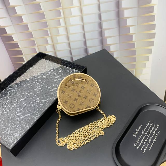 新款更新 本款 Around Me 手袋取材 Monogram 涂层帆布，诠释品牌 Lv Circle 标识的灵感启发。该标识诞生于上世纪 20 年代，活跃于路