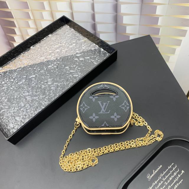 新款更新 本款 Around Me 手袋取材 Monogram 涂层帆布，诠释品牌 Lv Circle 标识的灵感启发。该标识诞生于上世纪 20 年代，活跃于路