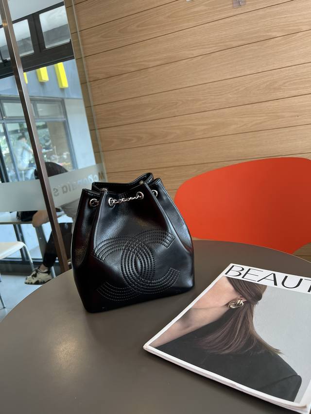 小号2081 新款双肩包 Chanel 牛皮水桶双肩包 能解放双手 双肩包 它绝对是look 最完美点睛之笔 超级可爱 韩系 没有过多装饰和点缀 唯一亮点就是中