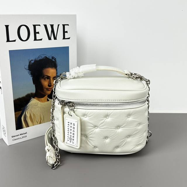 Mm系列化妆包 羊皮材质 单肩手提款 尺寸长17×高12.5×宽10Cm 款号：8950