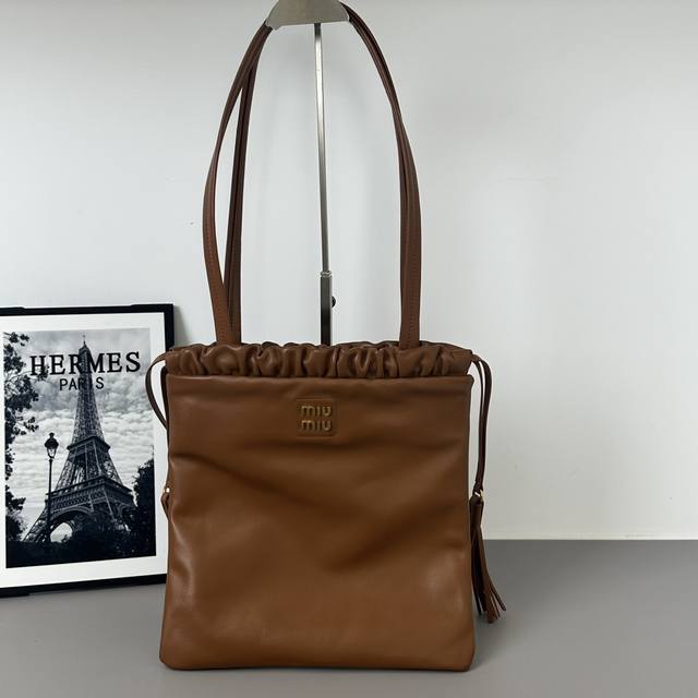 Miu新款羊皮抽绳包 又称福袋包来咯 秋天就是miu的主场 巧克力色系的都吼吼看~托特抽绳包时尚麂皮秋冬感十足 款号：7032 尺寸：2830Cm .Hh