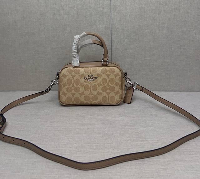 8月coach Satchel。Cw197 Ct776小包 就是那种很好搭配的感觉而且皮子质感很棒 尺寸23 20 8.5