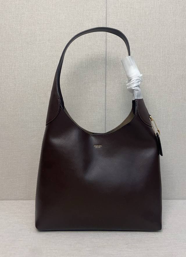 8月新品 Cu068 Brooklyn单肩包有着优雅的简约设计，尽显纽约的独特态度。半月包的设计采用具有精美纹理的天然粒面皮革制作，小巧紧凑的包型配有方便的磁扣