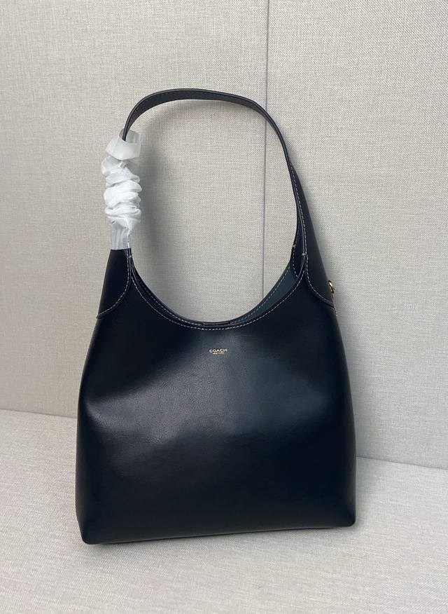 8月新品 Cu068 Brooklyn单肩包有着优雅的简约设计，尽显纽约的独特态度。半月包的设计采用具有精美纹理的天然粒面皮革制作，小巧紧凑的包型配有方便的磁扣