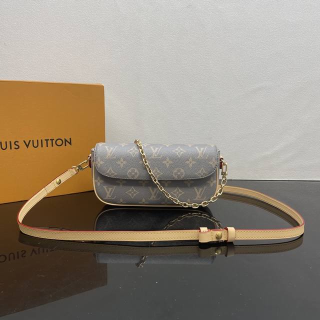 顶级原单 M12778 本款 Ivy On Chain 钱包最初是受 00 年代 Sac Recoleta 的启发，在 2024 年秋冬时装秀上展出。这款钱包与