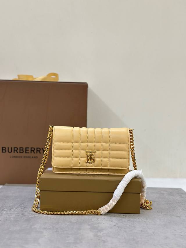 顶级原单 B家最新小羊皮手拿包 斜跨包设计灵感源自品牌标志性格纹,装饰tb专属标识。 20 × 5 X 12Cm1441 顶级原单 B家最新小羊皮手拿包 斜跨包设计灵感源自品牌标志性格纹,装饰tb专属标识。 20 × 5 X 12Cm1441