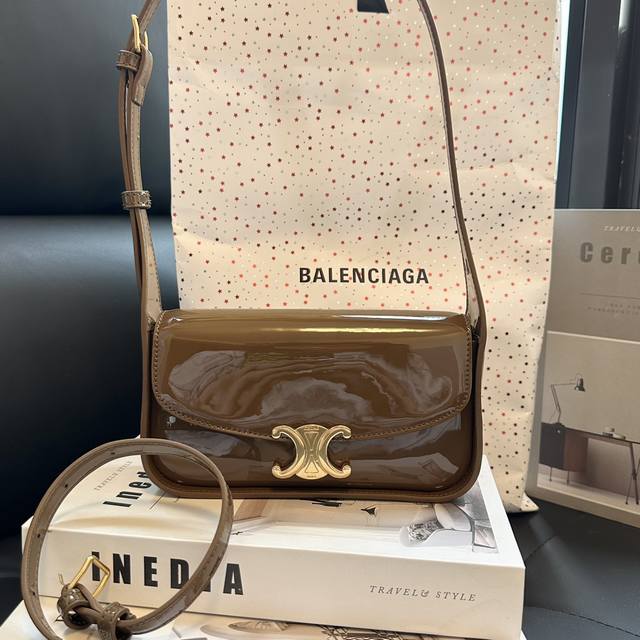 Celine 24秋冬秀款漆皮腋下包 漆皮的美搭配凯旋门logo 适配度简直满分 扣子是磁吸扣 干净 优雅的线条感 温柔又优雅 漆面牛皮,独特光泽惑与辨识度 尺 Celine 24秋冬秀款漆皮腋下包 漆皮的美搭配凯旋门logo 适配度简直满分 扣子是磁吸扣 干净 优雅的线条感 温柔又优雅 漆面牛皮,独特光泽惑与辨识度 尺