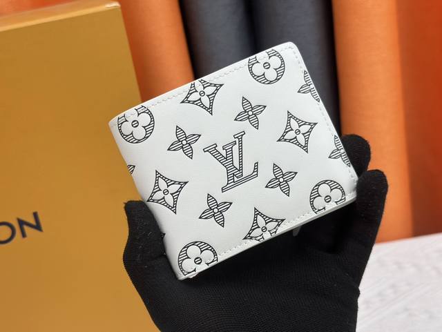 Multiple 钱包 M833 白色 短夹 此款路易威登multiple钱夹设计清爽简洁，黑色monogram Shadow小牛皮面料质地十分柔软，饰有标志性