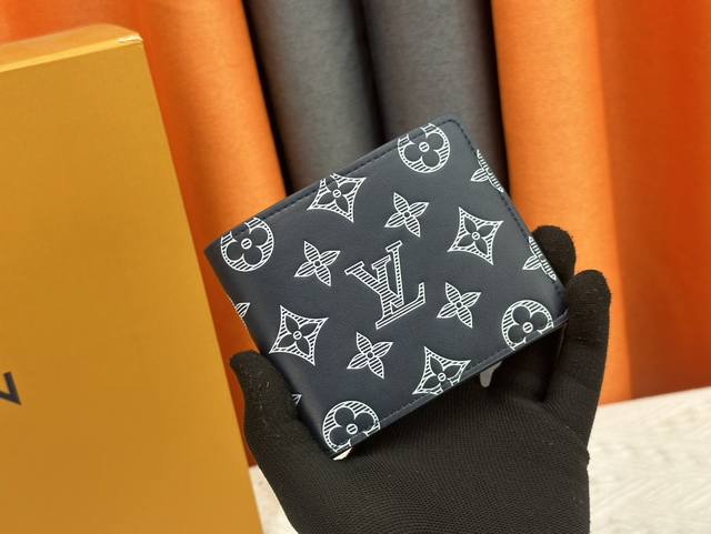 Multiple 钱包 M833 宝蓝短夹 此款路易威登multiple钱夹设计清爽简洁，黑色monogram Shadow小牛皮面料质地十分柔软，饰有标志性m