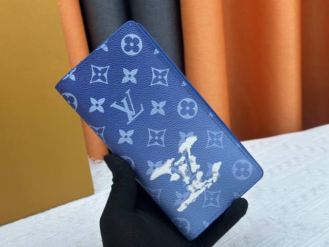 钱包 原版 实物拍摄 自家背景 M62900优雅的外观设计搭配黑色monogram Shadow小牛皮，此款十分柔软的brazza钱夹饰有浅浅的标志性monog