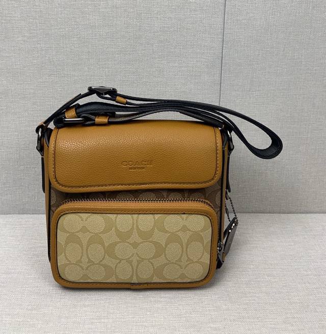 C9870 新品新品 Sullivan 斜挎包 来咯 经典老花设计 肩带上也拼接了老花 可以调节 设计感十足 前置拉链口袋 顶部翻盖设计 打开里面还有拉链 很实