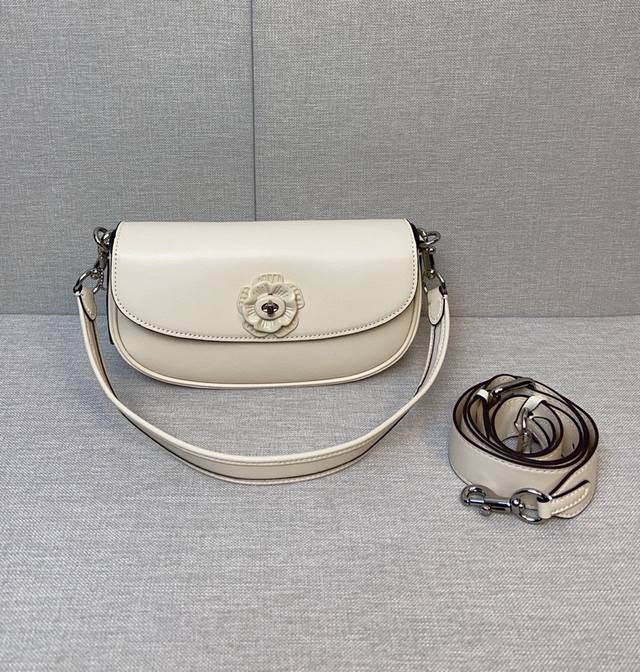Coach 5月新品 山茶花emmy白月光cu536 Cu032 蔻驰山茶花回归~ Emmy马鞍腋下包型 Tea Rose茶玫瑰 山茶花旋锁细节都充满了浪漫。尺