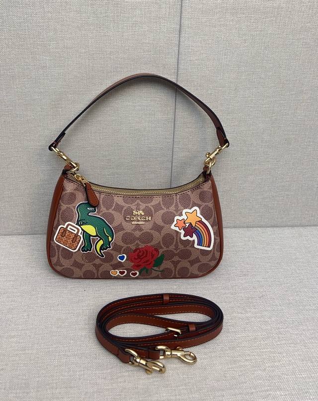 Coach 8月新品。Cv939 Obu联名系列丰富可爱的图案~Obu联名系列 Teri经典包型玩转一整个夏天 尺寸24 15 7.5