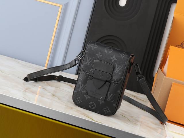 升级原版 M82535 M82252 M81522 M82568 M81524 全新 S-Lock Vertical Wearable 钱夹将标志性 Monog