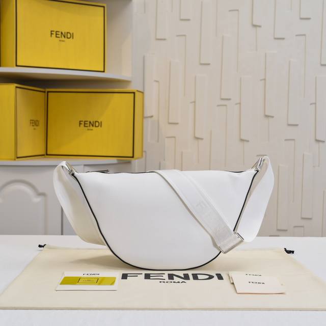 型号3352 芬迪fendi Melon手袋男士腋下包老花ff提花和纯色皮革两款男款 四角都有ff金属贴花可以防止磨损就连拉链看着都很高级可以斜挎也可以单肩非常 型号3352 芬迪fendi Melon手袋男士腋下包老花ff提花和纯色皮革两款男款 四角都有ff金属贴花可以防止磨损就连拉链看着都很高级可以斜挎也可以单肩非常