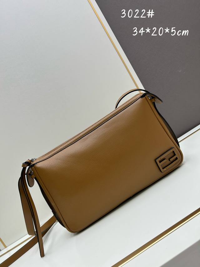 升级版p老花 皮 芬家最新流浪包中号simply Fendi手袋,2024-25秋冬季时装秀亮相的一款柔软单肩包,以20世纪90年代初的典藏款式为灵感来源,因其 升级版p老花 皮 芬家最新流浪包中号simply Fendi手袋,2024-25秋冬季时装秀亮相的一款柔软单肩包,以20世纪90年代初的典藏款式为灵感来源,因其