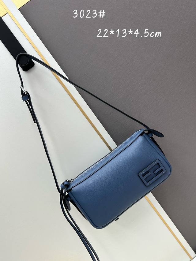 升级版p老花 皮 配盒 芬迪最新流量包小号simply Fendi手袋,2024-25秋冬季时装秀亮相的一款柔软单肩包,以20世纪90年代初的典藏款式为灵感来源 升级版p老花 皮 配盒 芬迪最新流量包小号simply Fendi手袋,2024-25秋冬季时装秀亮相的一款柔软单肩包,以20世纪90年代初的典藏款式为灵感来源