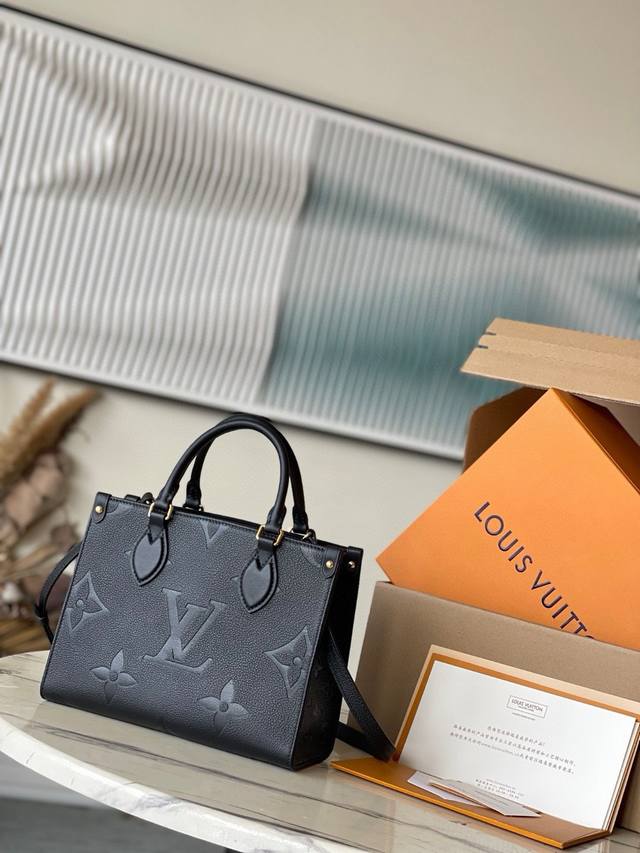 变码芯片头层皮 顶级原单 M45653 Onthego 小号手袋 Onthego 小号 Tote 包向 1968 年的经典 Sac Plat 手袋汲取灵感,以压 变码芯片头层皮 顶级原单 M45653 Onthego 小号手袋 Onthego 小号 Tote 包向 1968 年的经典 Sac Plat 手袋汲取灵感,以压