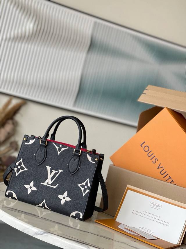 变码芯片头层皮 顶级原单 M45659 Onthego 小号手袋 Onthego 小号 Tote 包向 1968 年的经典 Sac Plat 手袋汲取灵感,以压 变码芯片头层皮 顶级原单 M45659 Onthego 小号手袋 Onthego 小号 Tote 包向 1968 年的经典 Sac Plat 手袋汲取灵感,以压