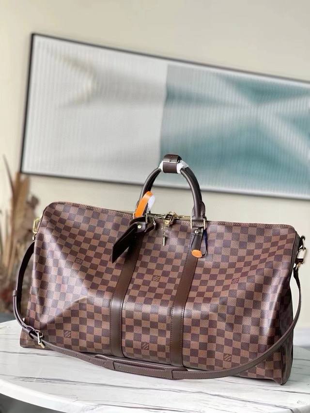 55尺寸 顶级原单 N41414 老花黄皮 容量宽敞，使用灵活。经久耐用，安全可靠。时尚风格，成熟稳重。采用安全的双拉链和挂锁，因此特别适于商务或娱乐之用。尺寸